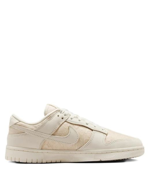 Nike White Sneakers Mit Blumenspitze