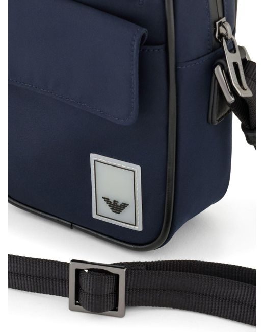 Sacoche Travel Essentials à patch Emporio Armani pour homme en coloris Blue