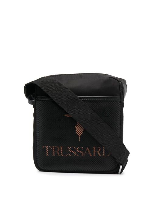 メンズ Trussardi ロゴ メッセンジャーバッグ ブラック Lyst
