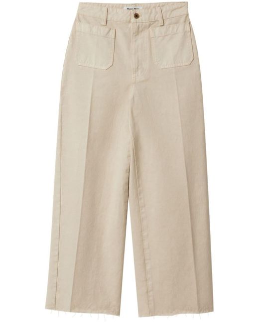 Pantalones capri con logo bordado Miu Miu de color Natural