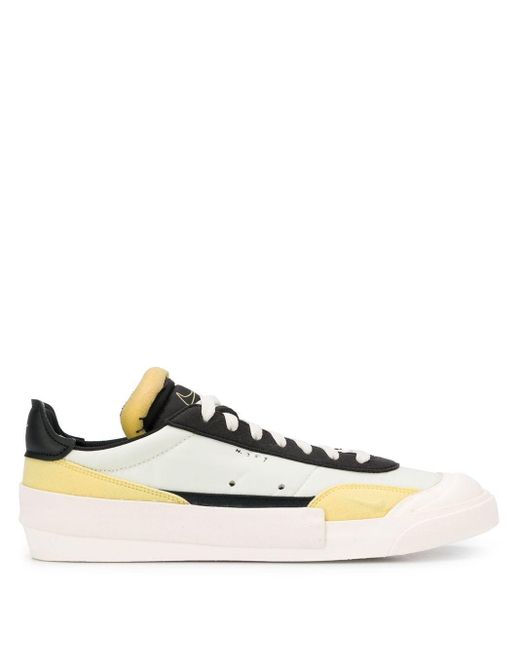 Sneakers con pannelli a contrasto di Nike in Yellow