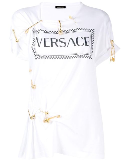 Camiseta con detalles de imperdibles Versace de color White