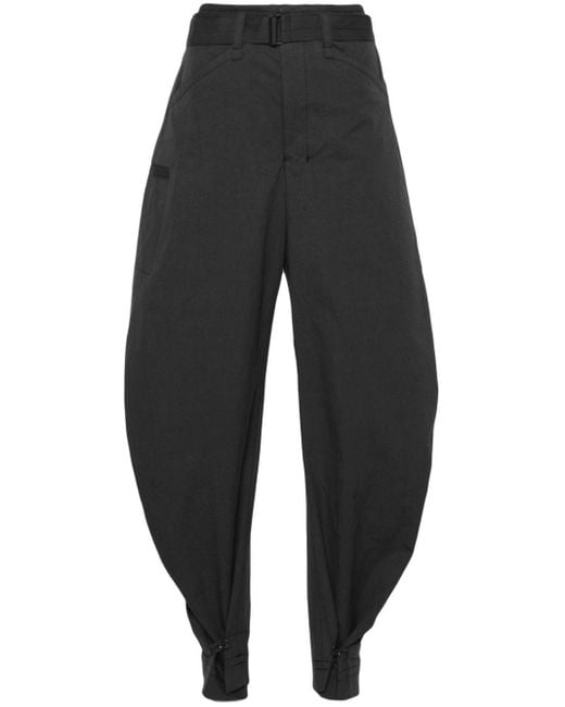 Pantalon fuselé à taille ceinturée Lemaire en coloris Black