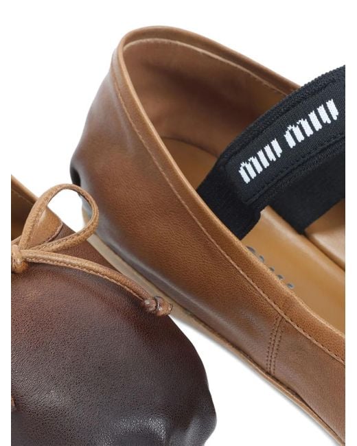 Bailarinas con detalle de lazo Miu Miu de color Brown