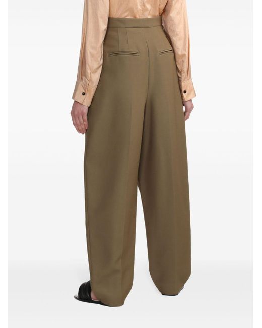 Pantalones ajustados con pinzas Khaite de color Natural