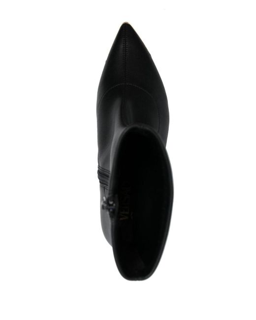 Botas con puntera en punta y logo grabado Versace de color Black