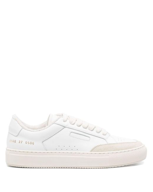 Common Projects White Sneakers mit Stempelnummern