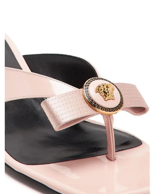 【関税込み】Versace ピンク サテン Gianni Ribbon Low ミュール Pink Gianni Ribbon Low Satin Mules by Versace on Sale
