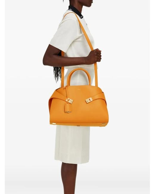 Borsa Tote Hug Grande di Ferragamo in White