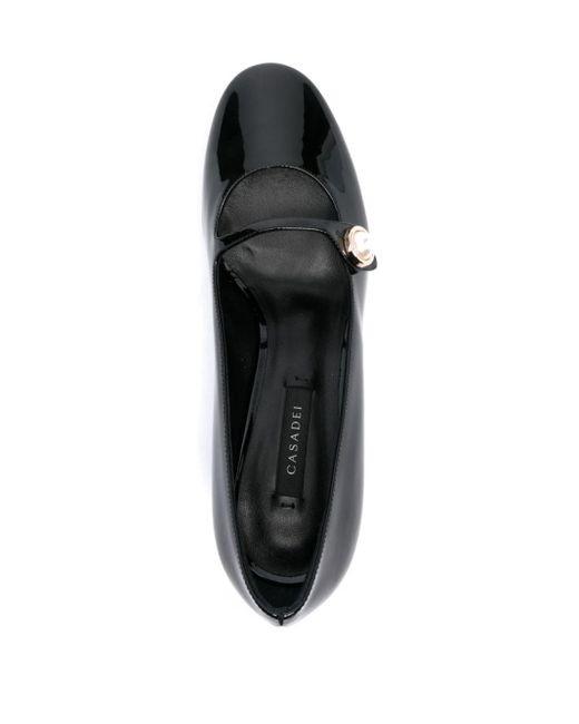 Scarpe in pelle verniciata nera con decorazione a perle finte di Casadei in Black