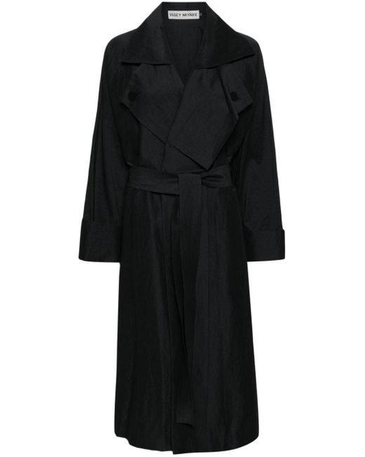 Cappotto Shaped Membrane lungo con cintura di Issey Miyake in Black