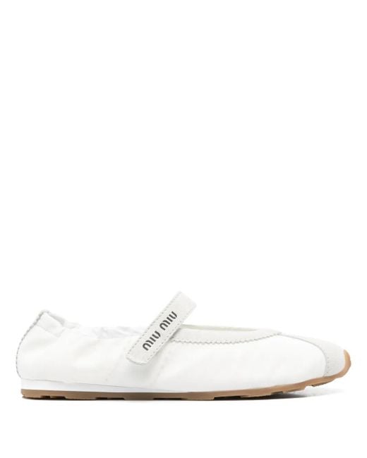 Miu Miu Ballerina's Met Suède Vlakken in het White