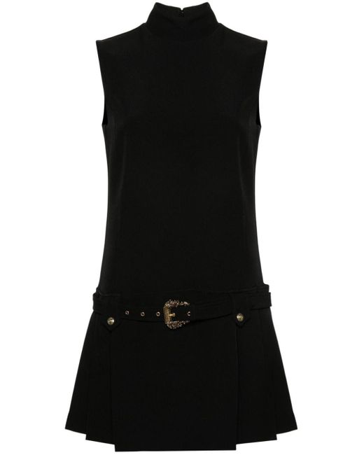 Robe courte plissée à plaque logo Versace en coloris Black