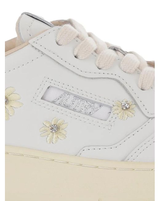 Autry White Medalist Low Flower