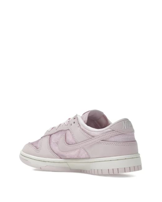 Sneakers Dunk Low A Fiori di Nike in Pink