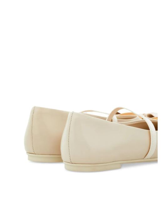 Ferragamo New Vara Ballerina's Met Gespdetail in het Natural