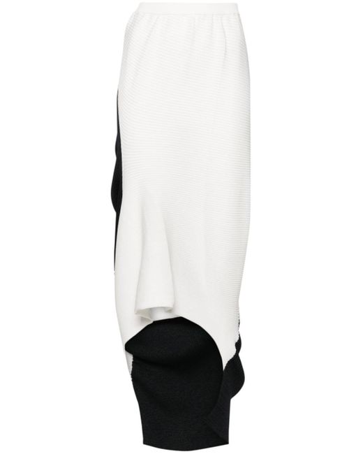 Falda midi asimétrica de canalé Issey Miyake de color White