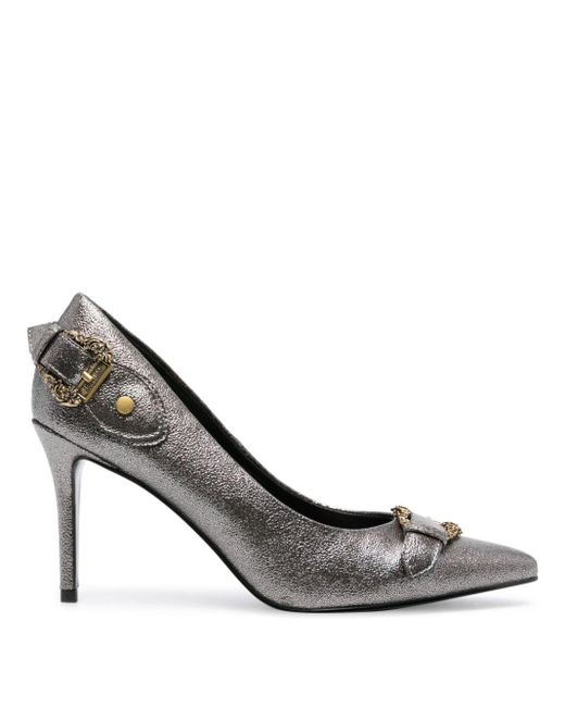 Zapatos de tacón con efecto metalizado Versace de color Gray