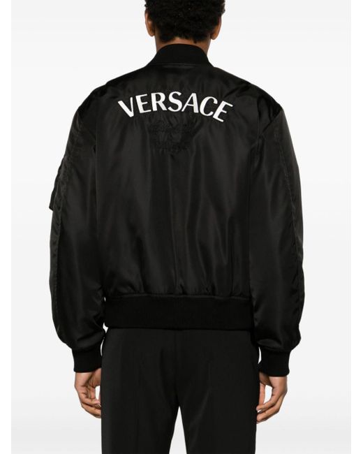 Veste bomber matelassée à logo brodé Versace pour homme en coloris Black