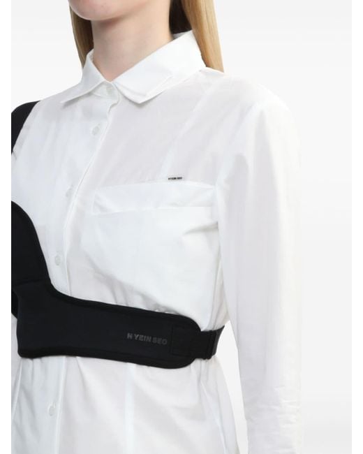 Camisa con banda en el pecho Hyein Seo de color White