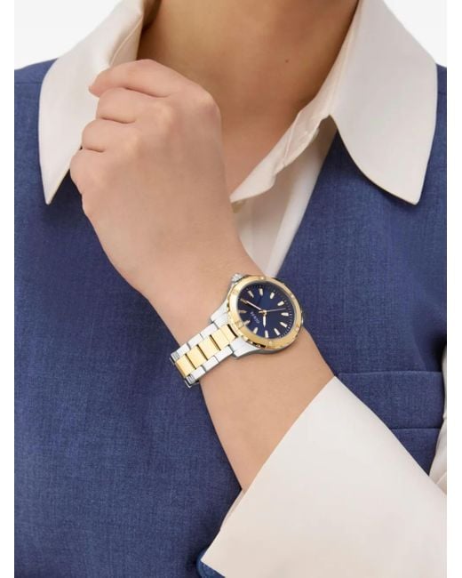 Modello di Guess in Blue