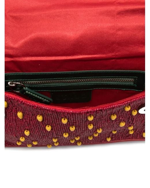 Staud Red Tommy Schultertasche mit perlenverziertem Erdbeermotiv