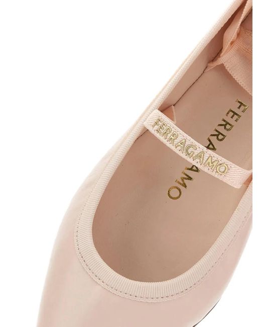 Bailarinas con tira en el tobillo Ferragamo de color Pink