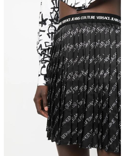 Minijupe Plissée À Logo Imprimé Versace Jeans Couture en coloris Black