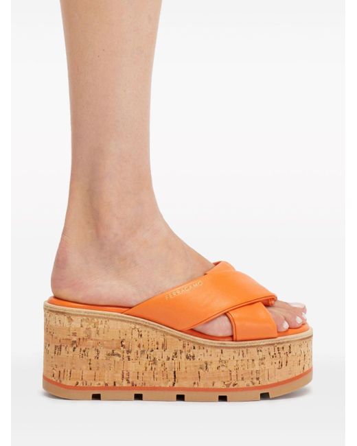 Sandalias con detalle de nudo Ferragamo de color Orange