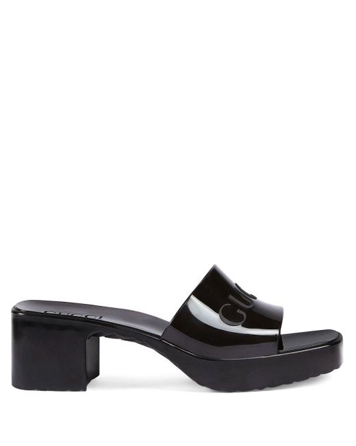 Gucci Sandalen Met Reliëf Logo in het Zwart | Lyst NL