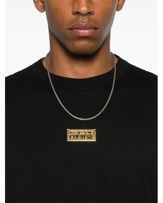 Versace Jeans Couture T-Shirt mit goldfarbenem Schild in Black für Herren