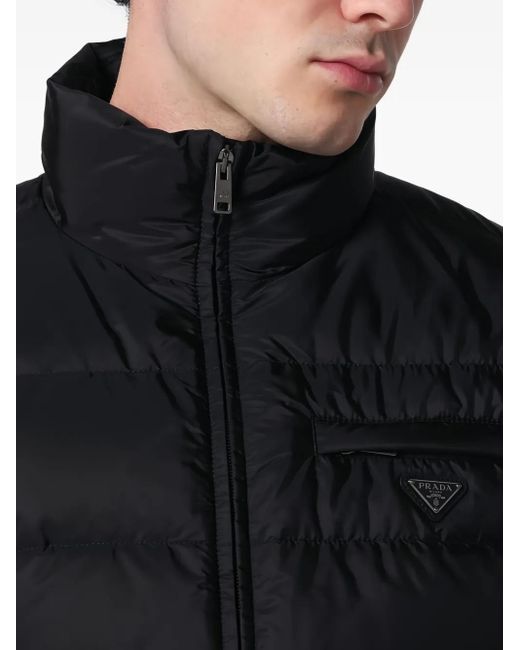 Plumífero con logo triangular Prada de hombre de color Black