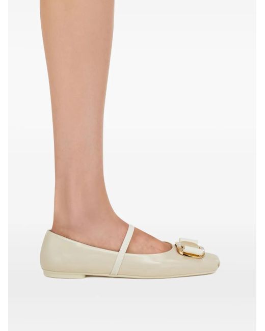 Ferragamo New Vara Ballerina's Met Gespdetail in het Natural
