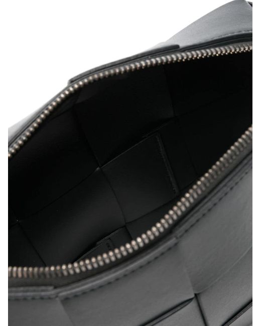 Intrecciato leather shoulder bag Bottega Veneta de hombre de color Black