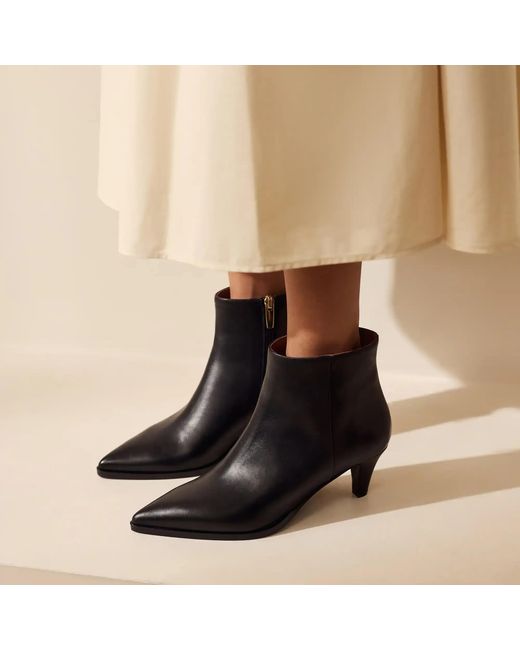 Isabel Bernard Black Low-Top Sneaker