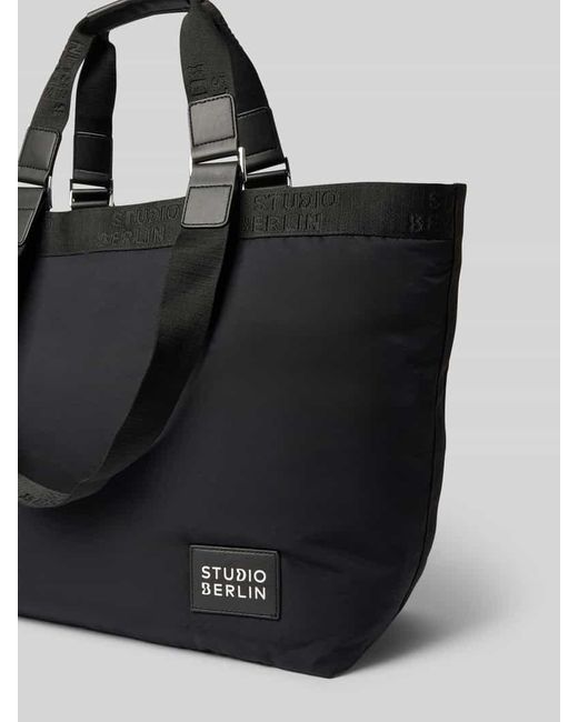 STUDIO BERLIN Black Handtasche mit Label-Badge Modell 'SCHÖNEBERG'