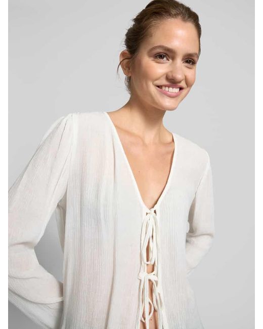 Weekday White Regular Fit Bluse Aus Viskose-Mix Mit V-Ausschnitt