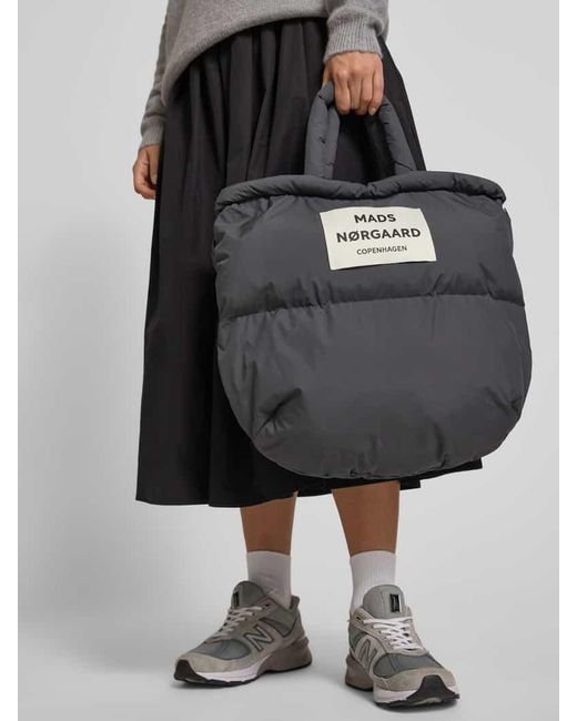 Mads Nørgaard Black Tote Bag mit Logo-Patch in Stepp-Optik Modell 'Pillow'