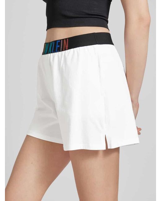 Calvin Klein White Loose Fit Shorts mit Label-Bund Modell 'INTENSE PWR PRIDE'