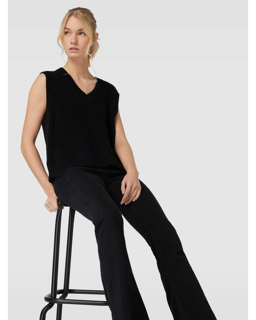 Pieces Black Flared Cut Jeans in unifarbenem Design Modell 'PEGGY'