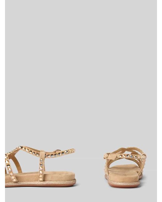 Alma En Pena. Natural Ledersandalette mit Ziersteinbesatz