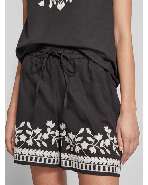 Vero Moda Black Shorts mit floralem Muster Modell 'VACATION'