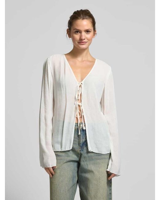 Weekday White Regular Fit Bluse Aus Viskose-Mix Mit V-Ausschnitt