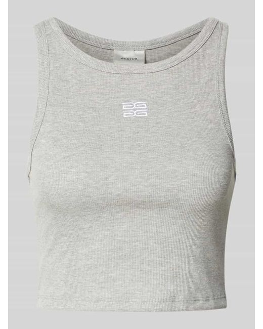 Gestuz Gray Crop Top mit Label-Stitching Modell 'drew'