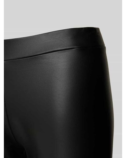 Pieces Black Slim Fit Hose in Lederoptik mit elastischem Bund Modell 'NEW SHINY'