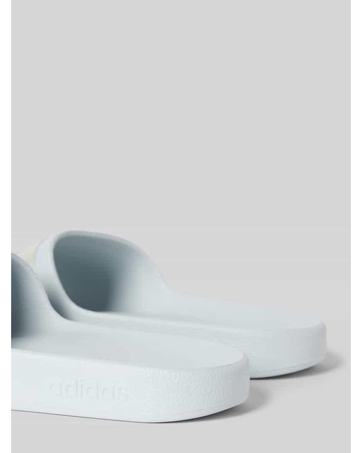 Adidas White Slides mit labeltypischen Streifen Modell 'ADILETTE AQUA'