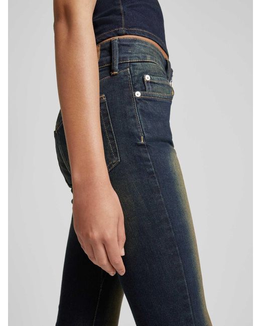Weekday Blue Flared Jeans im Used-Look mit Reißverschluss Modell 'Inferno'