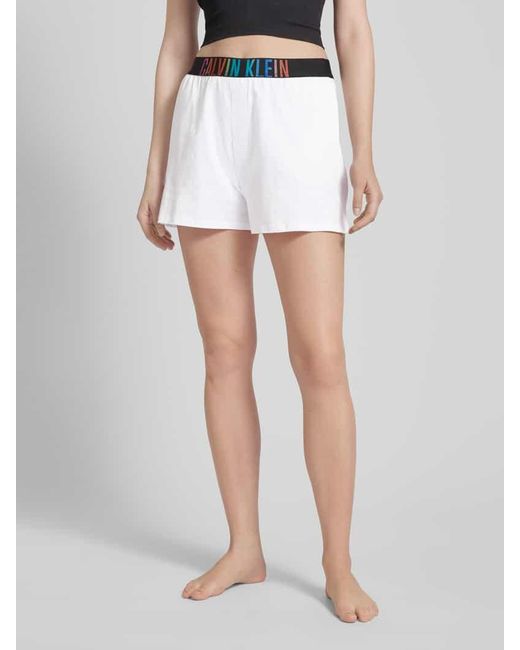 Calvin Klein White Loose Fit Shorts mit Label-Bund Modell 'INTENSE PWR PRIDE'