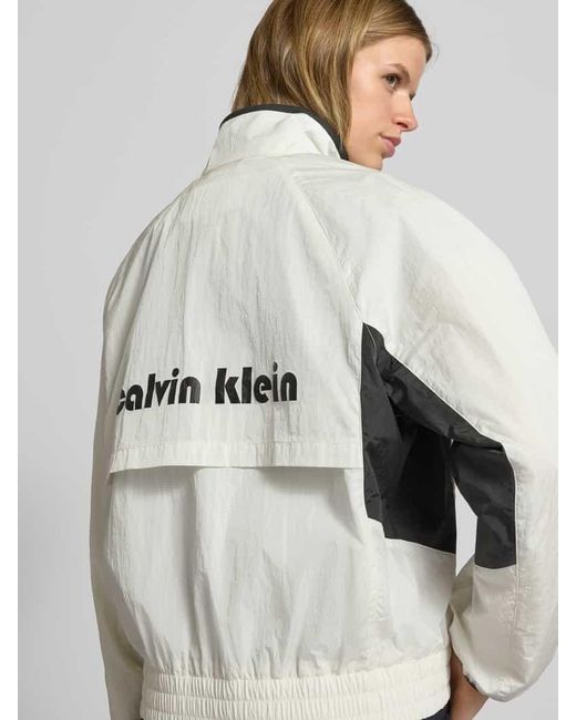 Calvin Klein White Regular Fit Jacke mit Logo-Stitching Modell 'Retro'