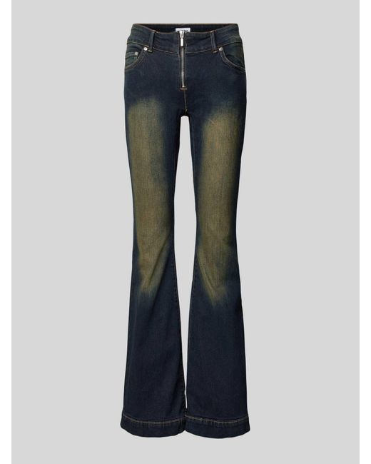 Weekday Blue Flared Jeans im Used-Look mit Reißverschluss Modell 'Inferno'